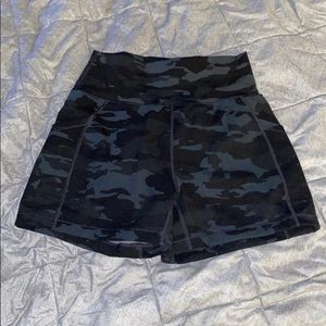 Alphalete surface pocket camo shorts